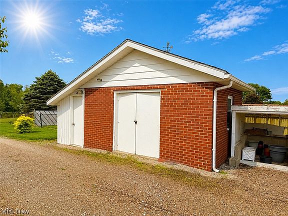 5th image of 305 North Dr
