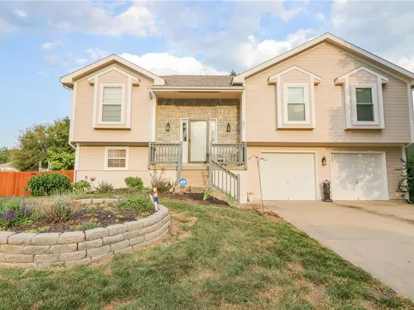 301 S Darrowby Dr, Raymore, MO 64083