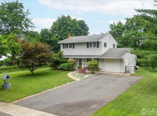 6 Tyne Ct, Kendall Park, NJ 08824