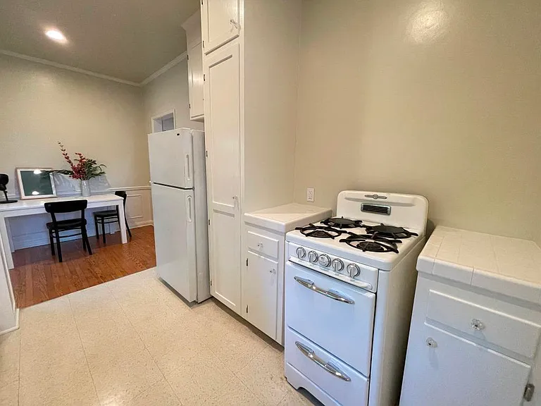 2285 N Beachwood Dr #5 — Photo 32