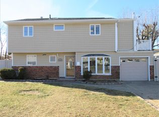 152 W 18th St, Deer Park, NY 11729