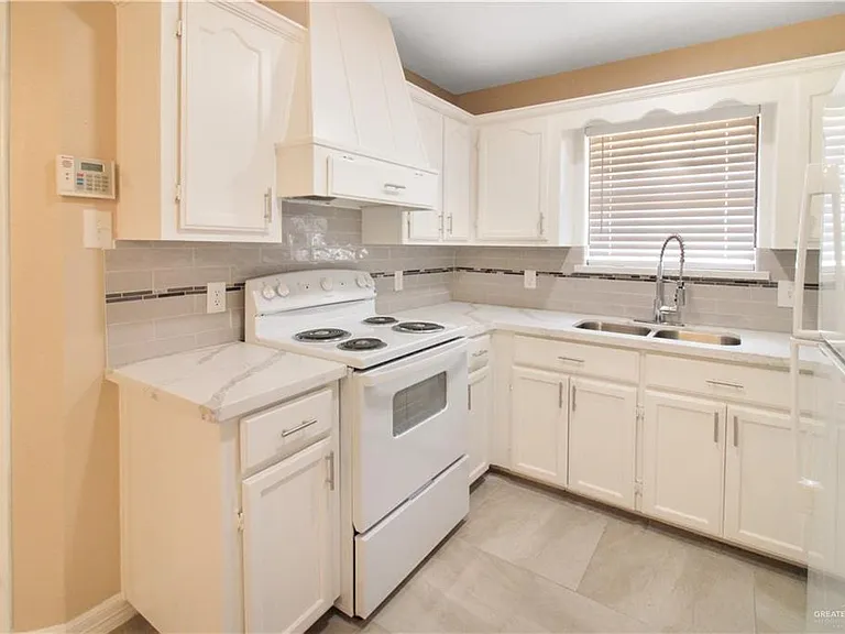 3504 N Champagne Dr — Photo 9