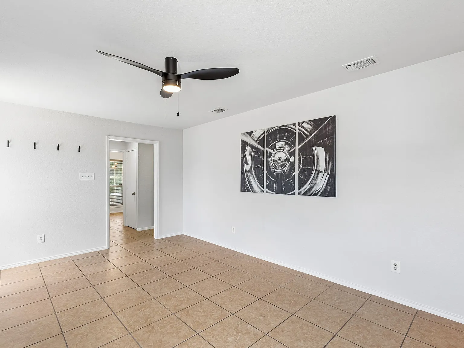2 bed, 1.5 bath, 943 sqft, $1,475 — Photo 3