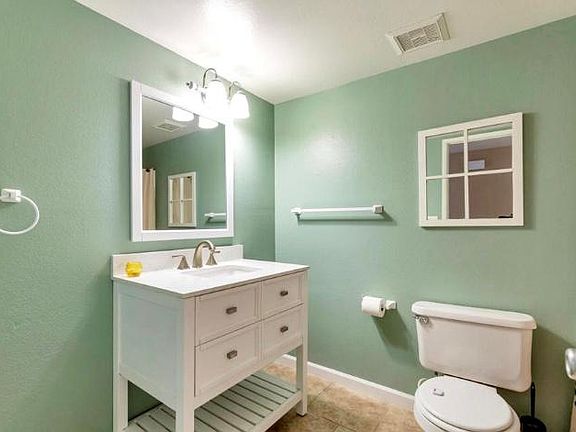 4th image of 207 N Country Club Way