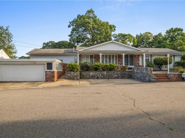 27 Contillo Dr, Johnston, RI 02919