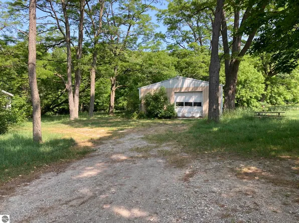 3584 W Burdickville Rd, Maple City, MI 49664