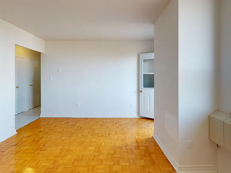 260 Wellesley St E — Photo 10