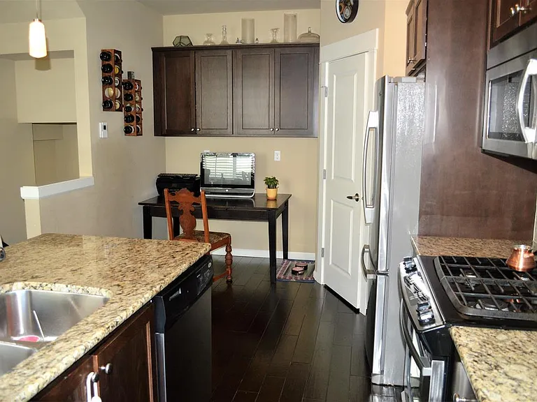 301 NE Eaton Ln — Photo 8