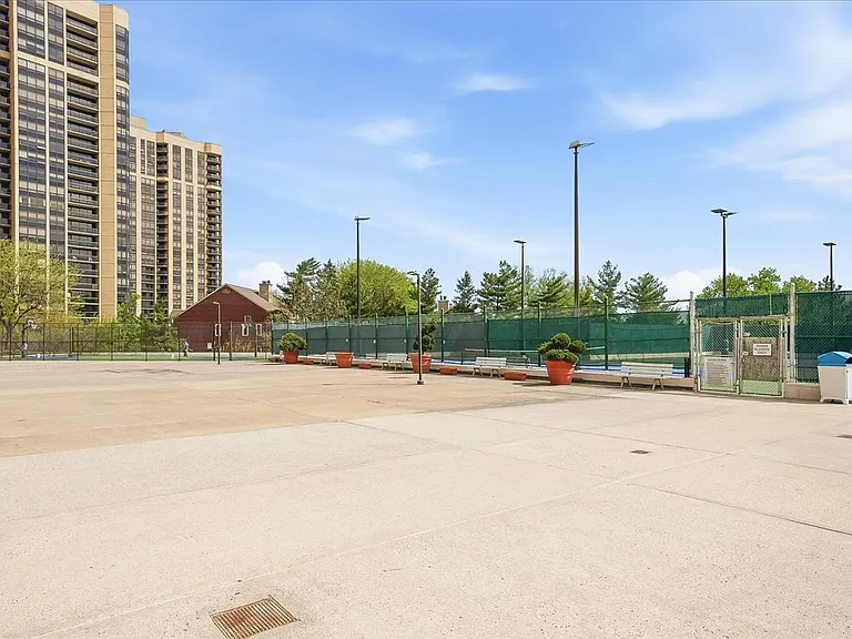 300 Winston Dr #L5 — Photo 37