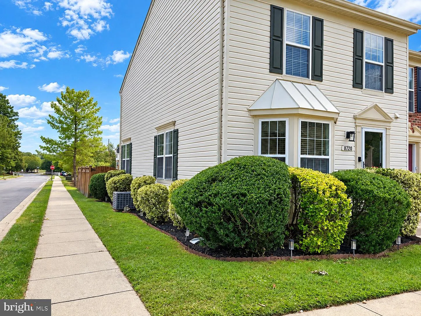 3 bed, 4.0 bath, 2074 sqft, $3,100 — Photo 2