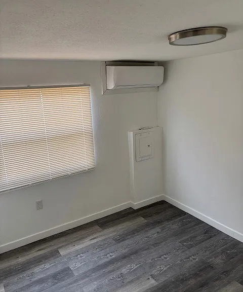805 E Live Oak St — Photo 5