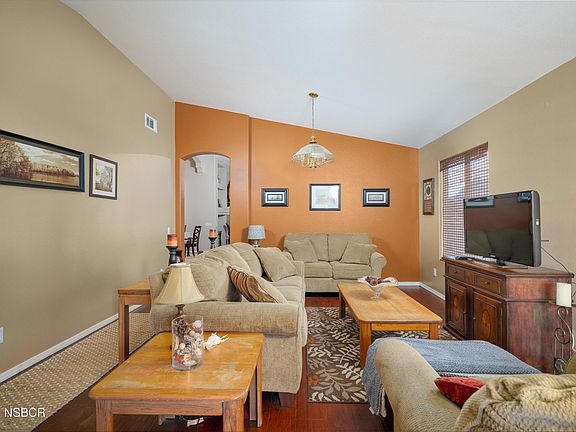 4th image of 2452 Darbeton Ave