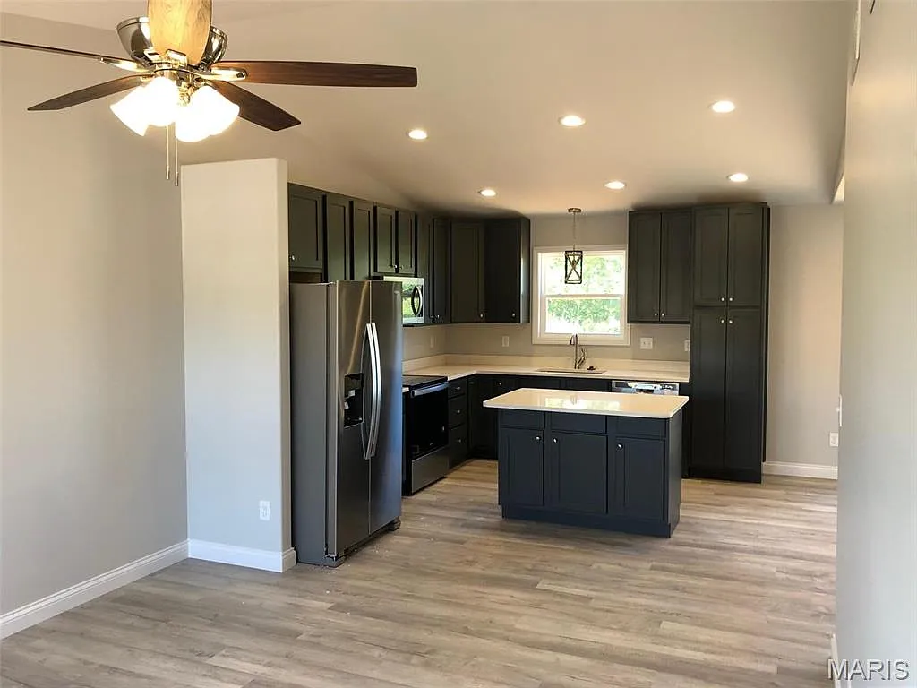 3 bed, 2.5 bath, 1374 sqft, $2,000 — Photo 3