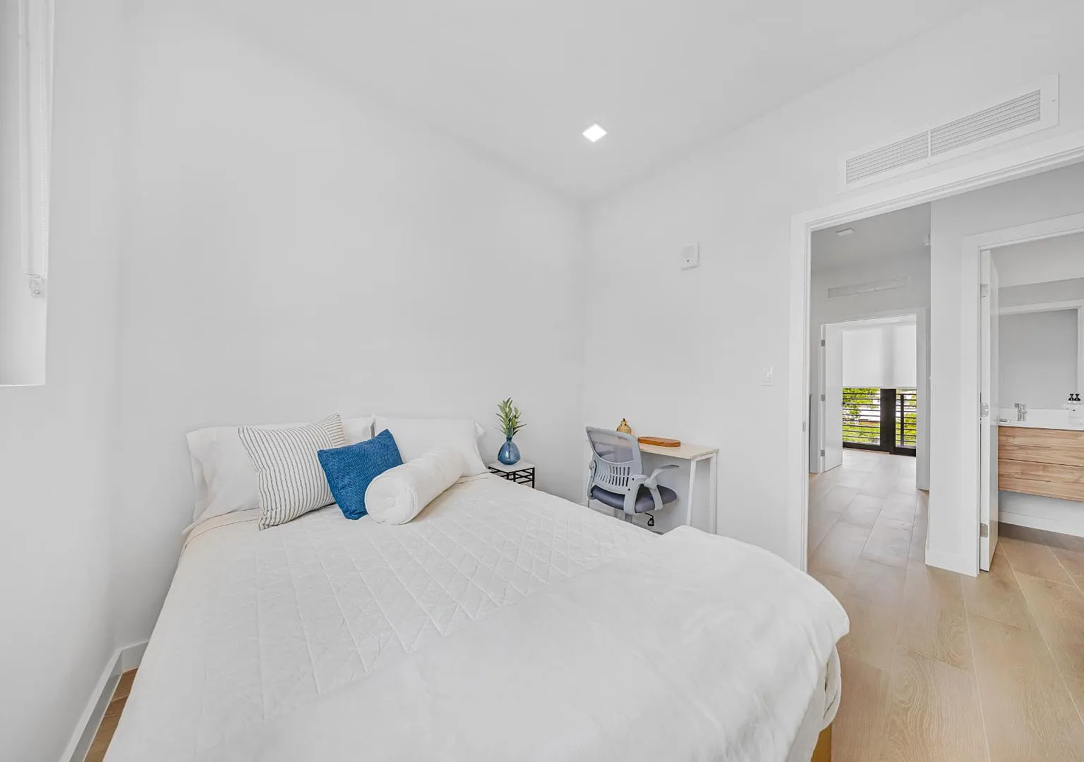 1376 SW 4th St - 405B (Furnished Room) — Photo 2