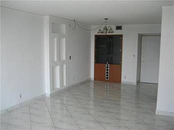 3rd image of 100 Bayview Dr #619