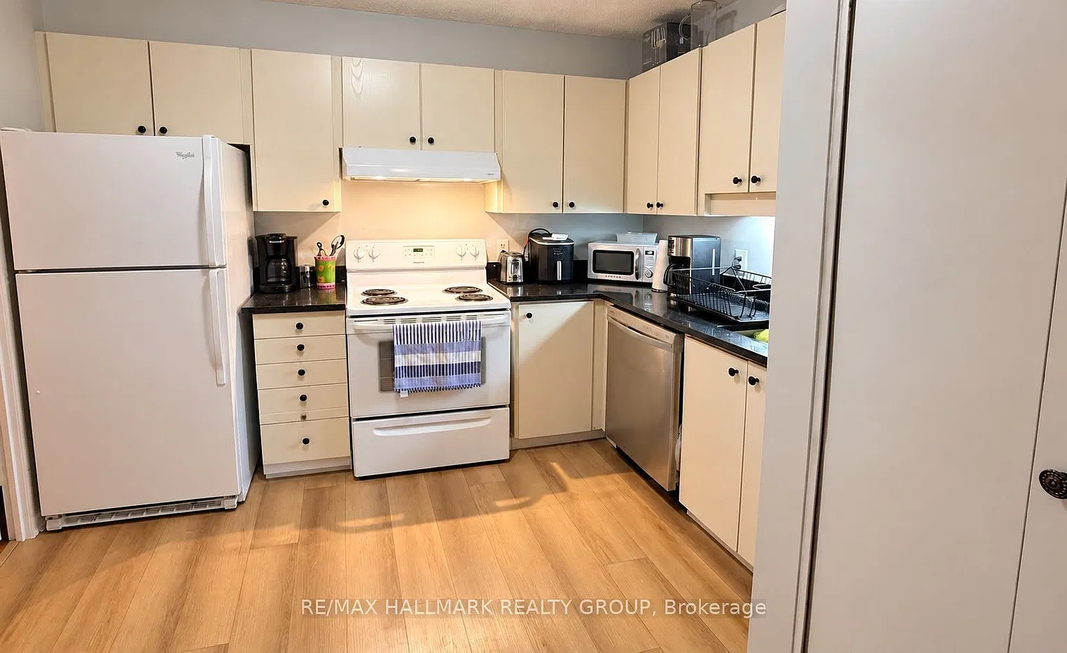 2 bed, $2,300 — Photo 4