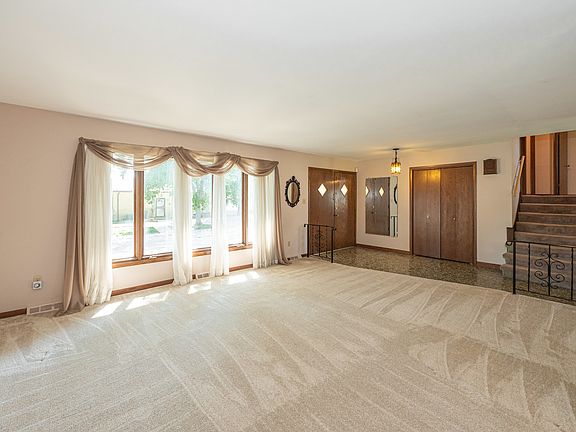4th image of 801 Memorial Dr