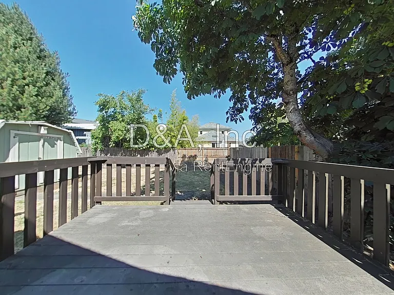715 SW 11th St — Photo 13