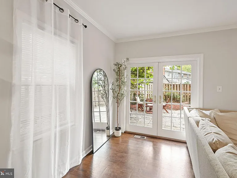 1020 Powhatan St — Photo 3