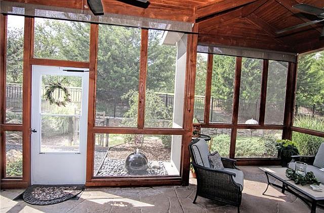 1st image of 910 Medinah Dr