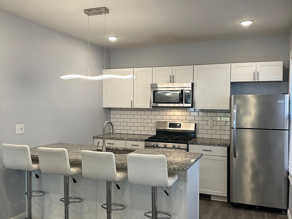 1st image of 302 Oak St APT 1