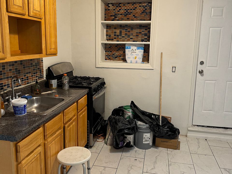 2nd image of 21 Mount Carmel Pl #2