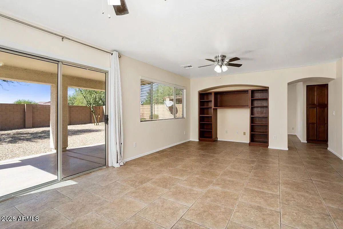3 bed, 2.5 bath, 1839 sqft, $1,800 — Photo 2