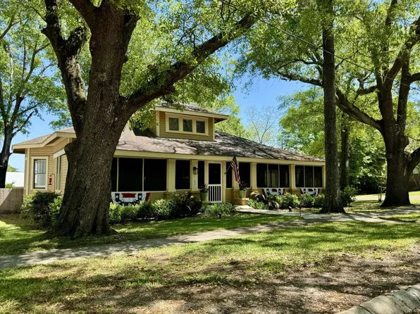 103 S 7th St, Leesville, LA 71446
