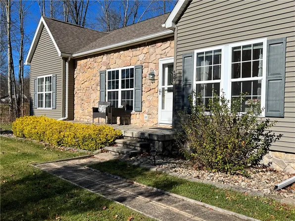 19 Venango St, Grove City, PA 16127