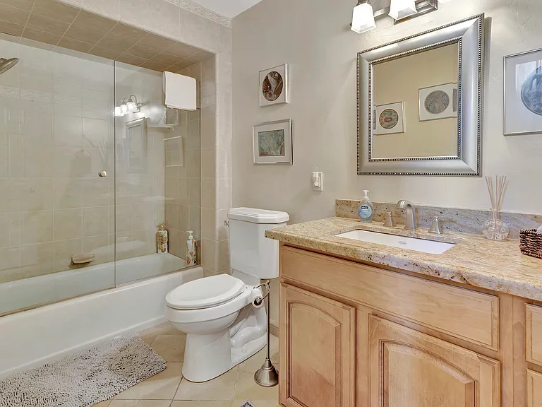 Downstairs Bathroom (2)