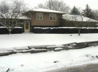 29W511 Point Oak Dr, Warrenville, IL 60555