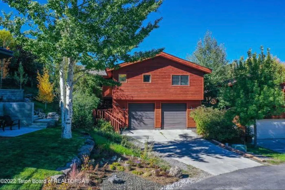 4 bed, 2.5 bath, 3500 sqft, $12,000 — Photo 1