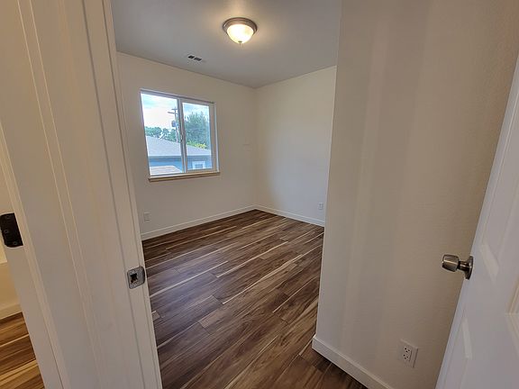 4th image of 932 7th St #1