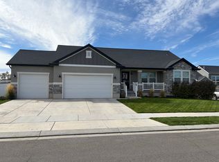 520 E Delano Peak Dr, Eagle Mountain, UT 84005