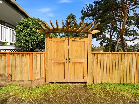 4th image of 7375 SW 185th Ave