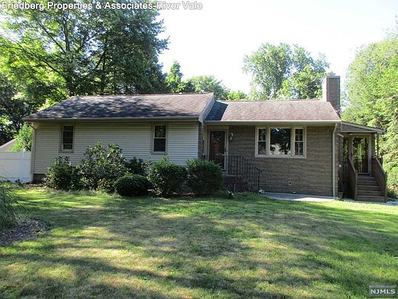 2nd image of 627 Montview Pl