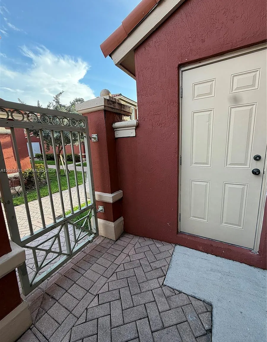 3 bed, 2.5 bath, 1210 sqft, $3,100 — Photo 2