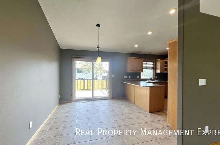 5208 S Birchwood Ave — Photo 2