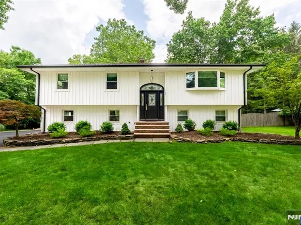 3 Antrim Rd, Montvale, NJ 07645