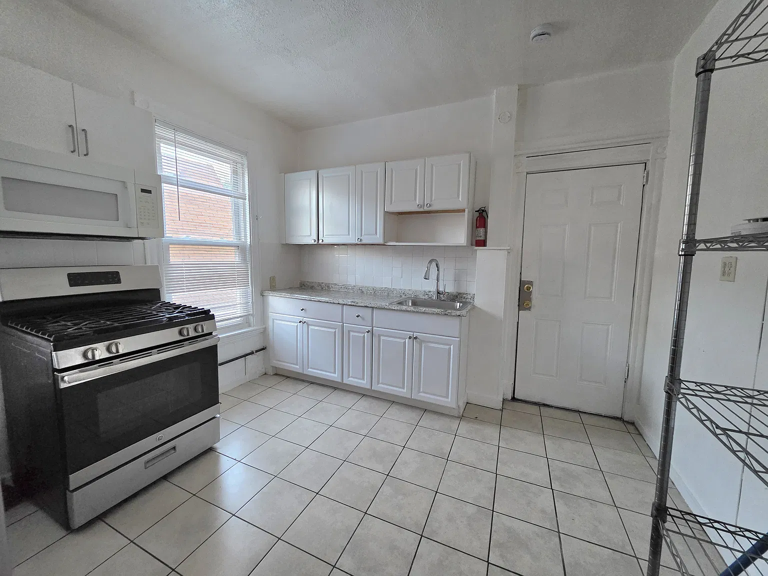 3 bed, $3,000 — Photo 3