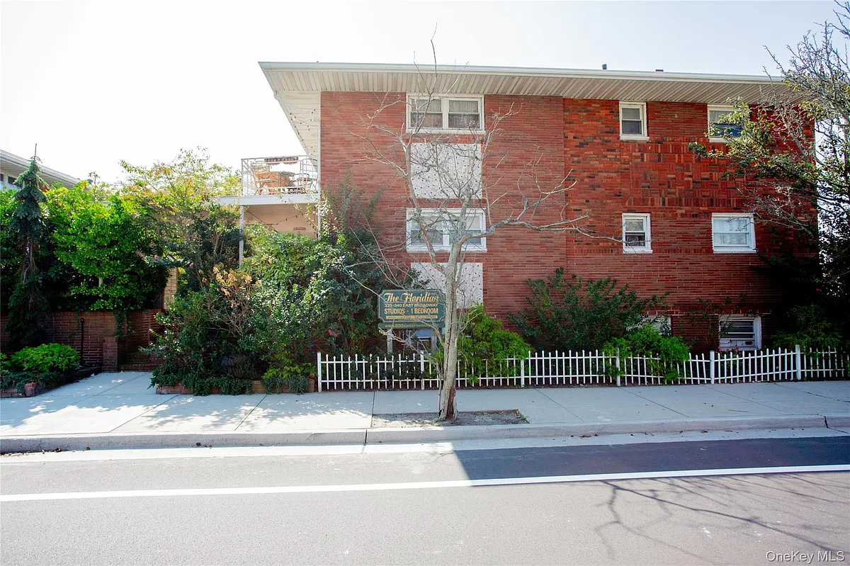 Building Photo - 330 E Broadway #202