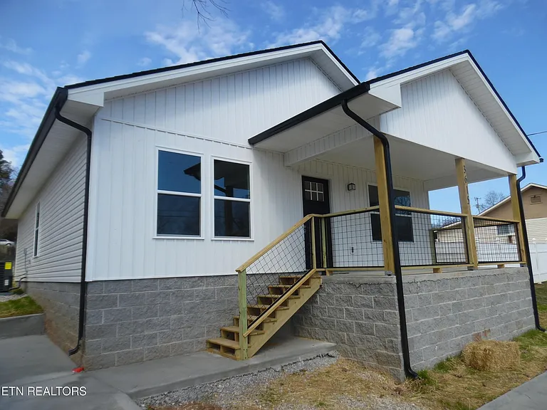 3615 Lyle Ave — Photo 2