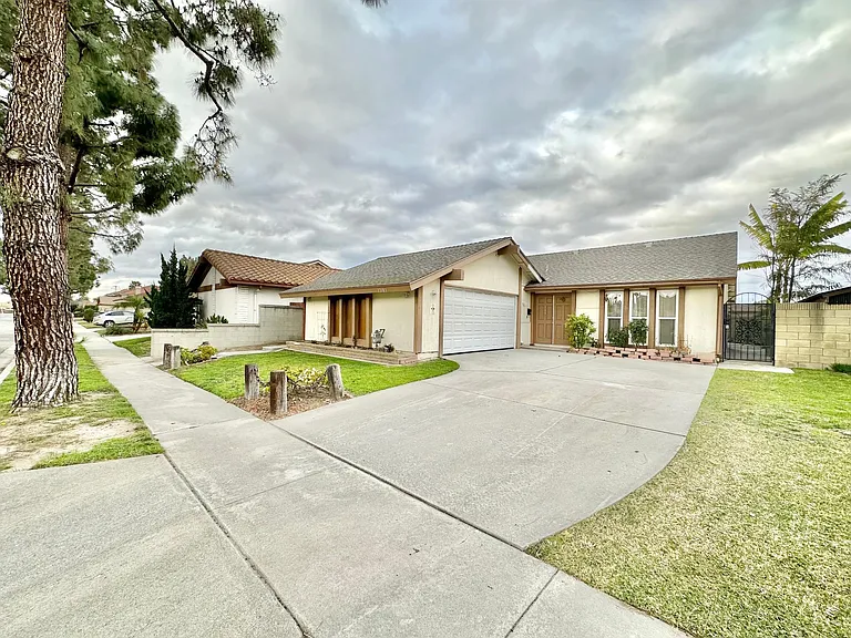 13103 Beach St — Photo 1