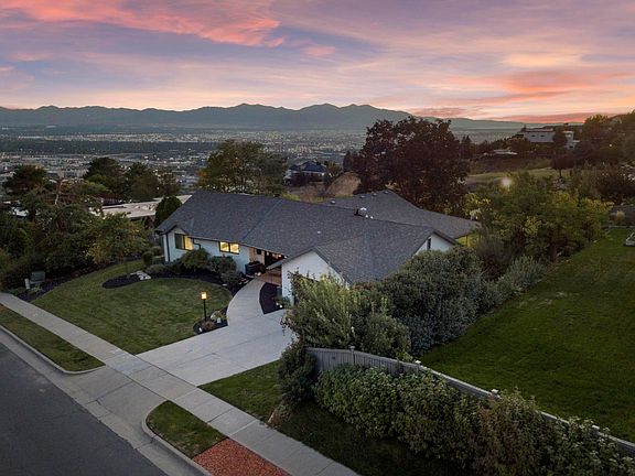 Breathtaking city and mountain range views.