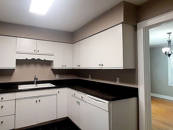 3rd image of 202 N Howell Ave
