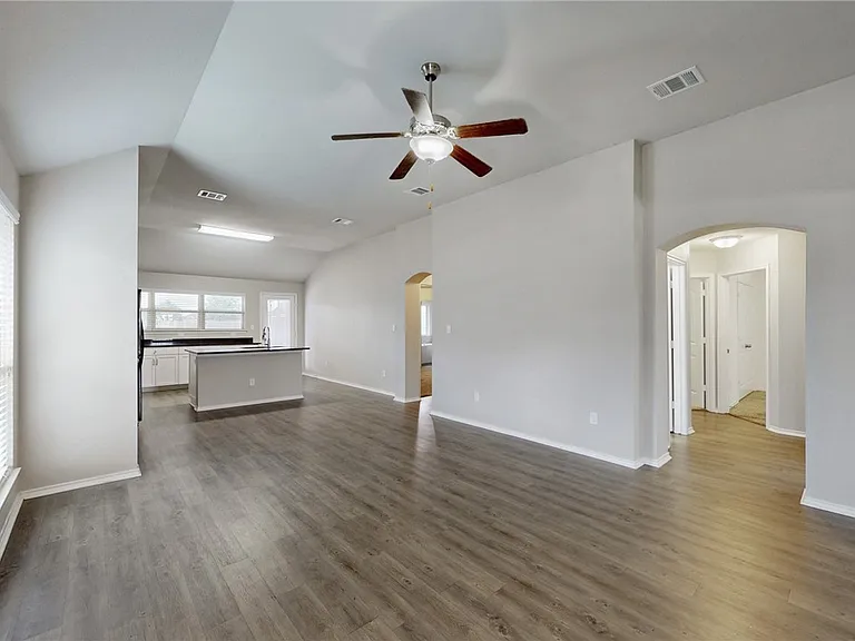 815 Heritage Dr — Photo 6