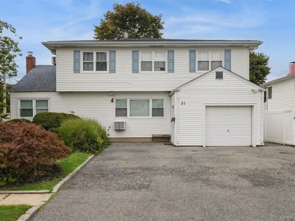 31 E June Street, Lindenhurst, NY 11757