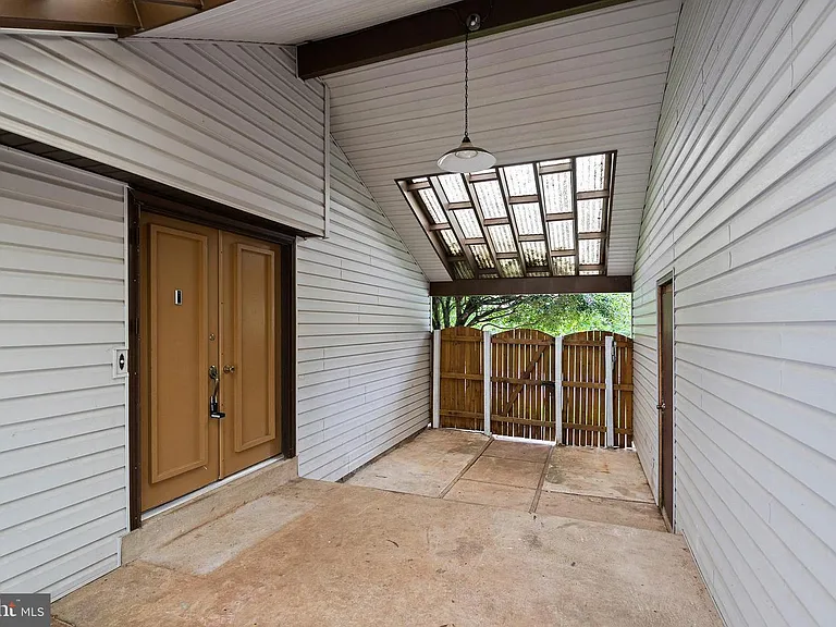 511 Avondale Dr — Photo 3