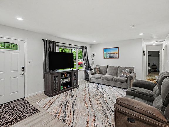 4th image of 3219 August Ave