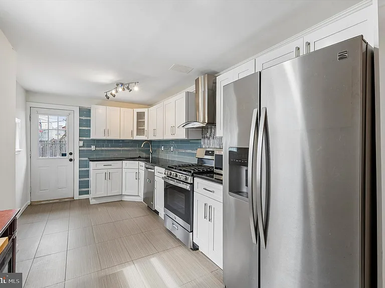 2042 E Huntingdon St — Photo 14